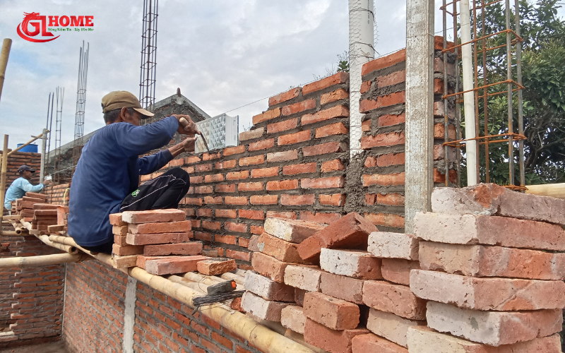 có nên xây gạch đinh chân tường